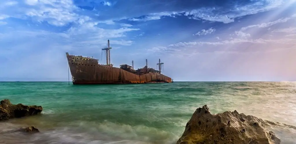 کشتی یونانی به گل نشسته در جزیره کیش خلیج همیشه فارس